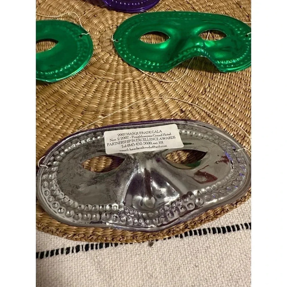 (4) Plastic Masquerade Masks - Picture 4 of 7